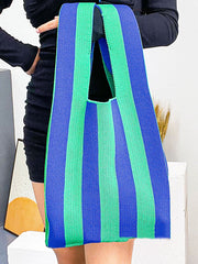 Bolso tejido con bolsos a rayas de colores en contraste 